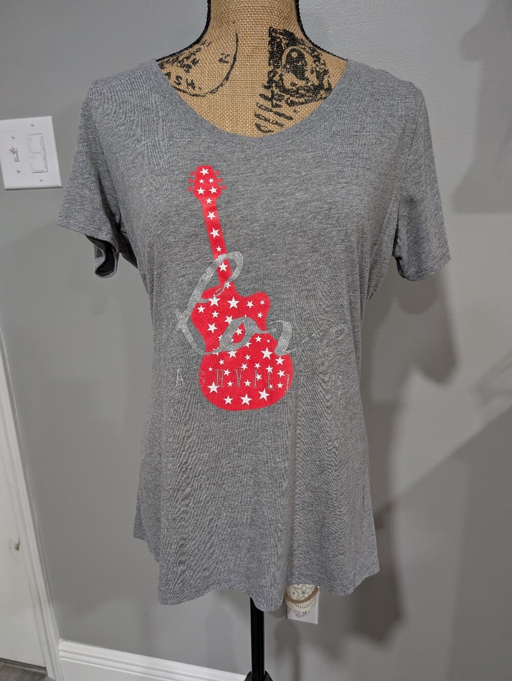 "LOVE NASHVILLE" Women's Gray Short-Sleeve Guitar Graphic Tee - Red Guitar
